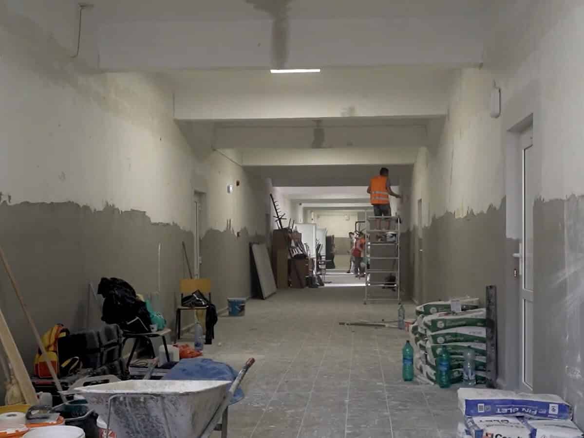 primarul gheorghe roman a mers să verifice progresul lucrărilor de reparații la școala gimnazială c.i. motaș (video) - sibiu