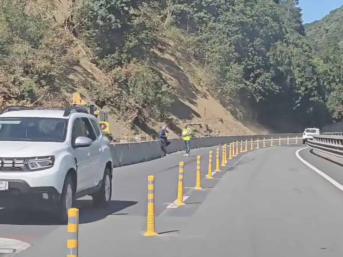 Trafic îngreunat pe Valea Oltului între Lazaret și Turnul Spart, din cauza căderilor de pietre (video)