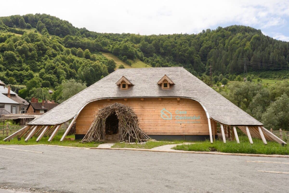 fundația conservation carpathia deschide centrul de vizitare „casa castorului”, în comuna rucăr din argeș