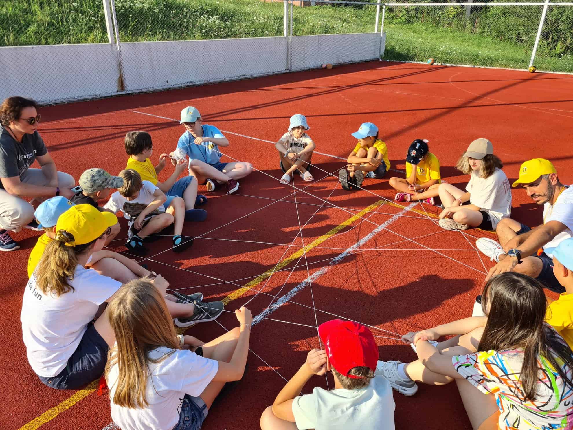 o româncă și o ucraineancă organizează tabere gratuite pentru copii ucraineni și romi la cisnădioara, iacobeni și brateiu