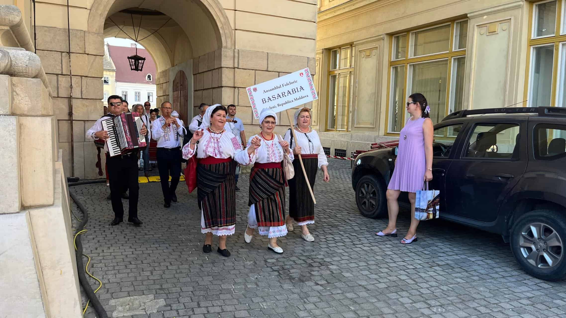 weekend cu cântece, dansuri, târg de meșteșuguri și bunătăți de peste prut. moldovenii primiți cu căldură la sibiu: “bine am venit și bine v-am găsit acasă”! (video foto)