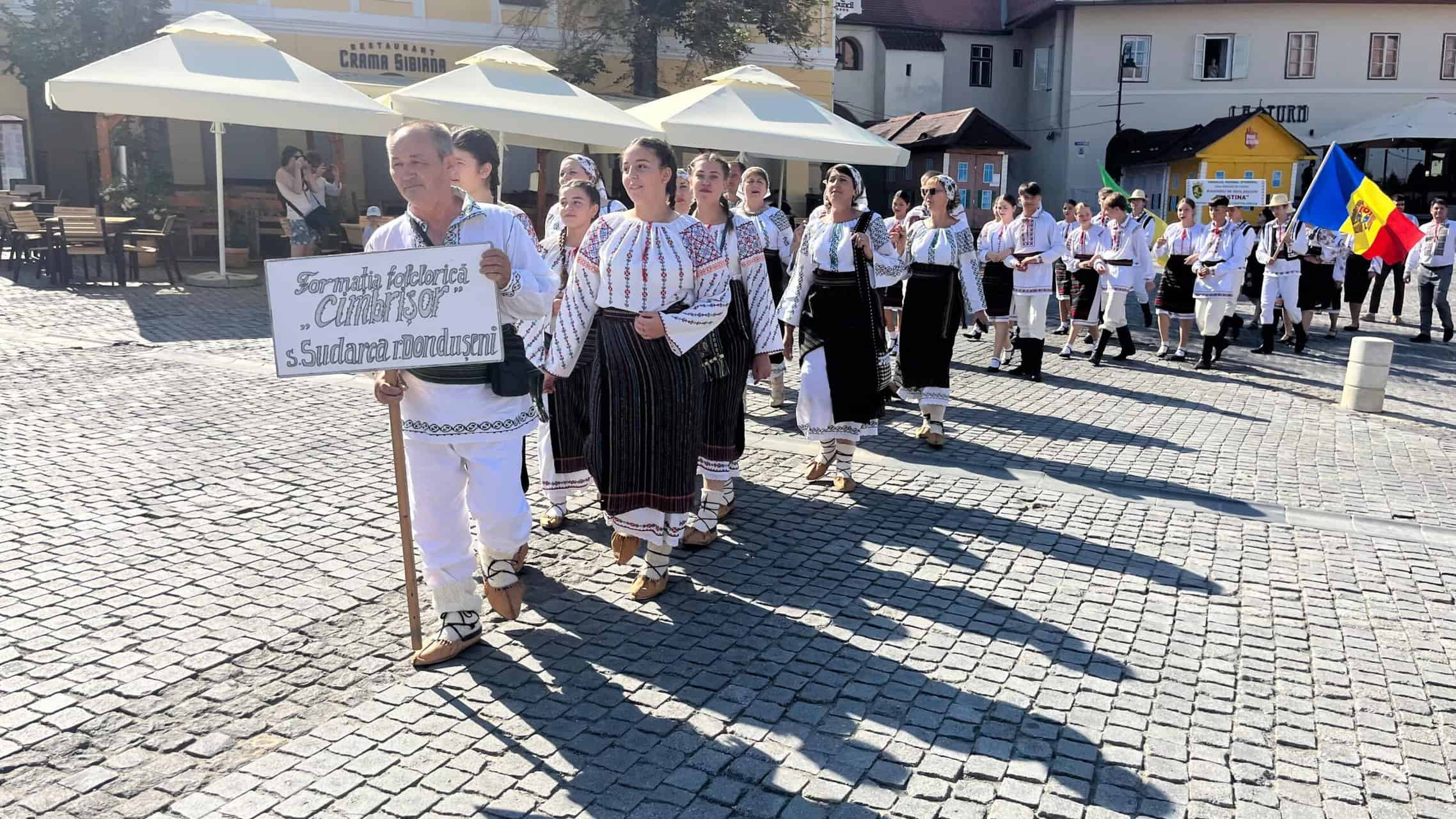 weekend cu cântece, dansuri, târg de meșteșuguri și bunătăți de peste prut. moldovenii primiți cu căldură la sibiu: “bine am venit și bine v-am găsit acasă”! (video foto)