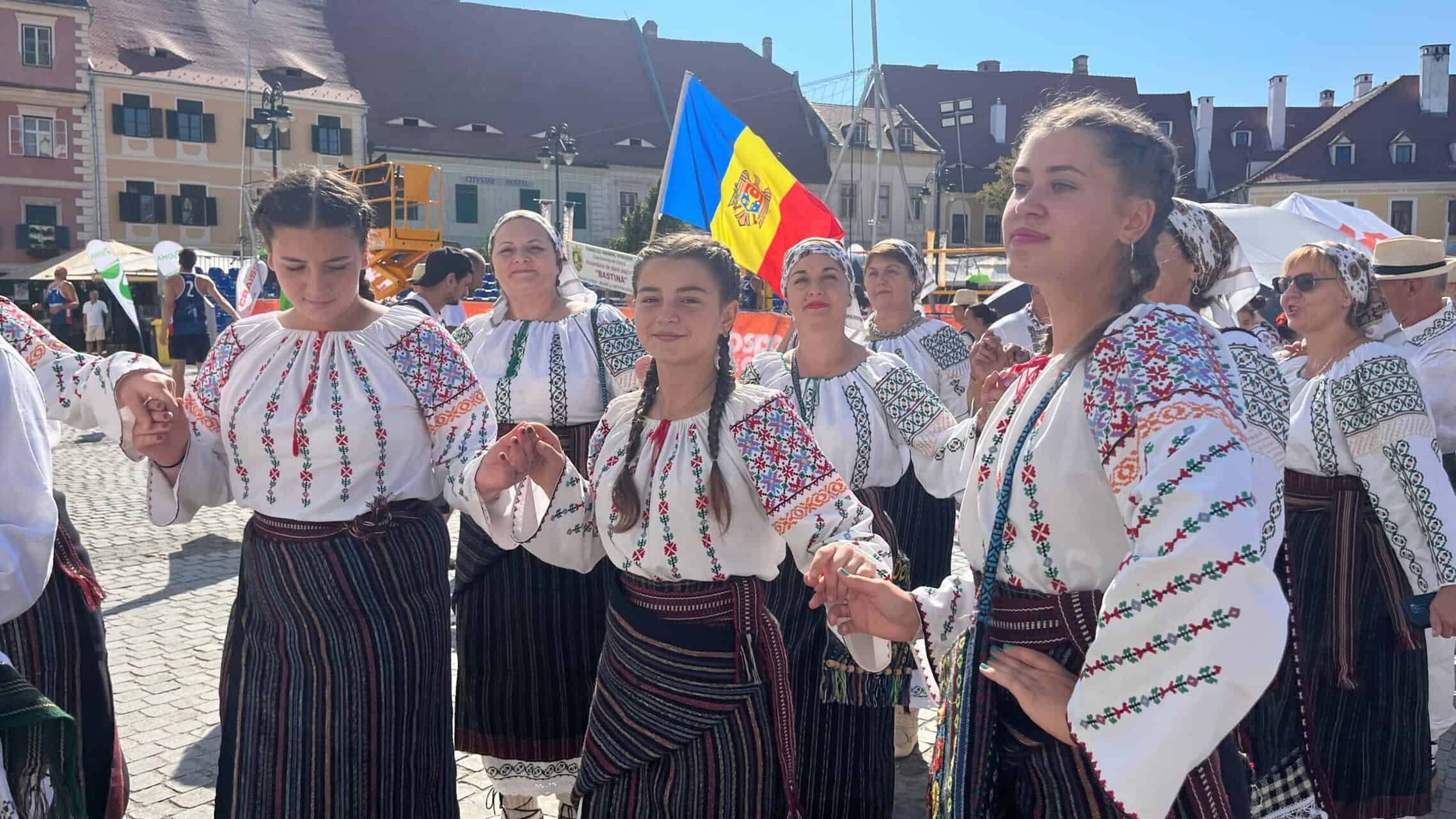 weekend cu cântece, dansuri, târg de meșteșuguri și bunătăți de peste prut. moldovenii primiți cu căldură la sibiu: “bine am venit și bine v-am găsit acasă”! (video foto)