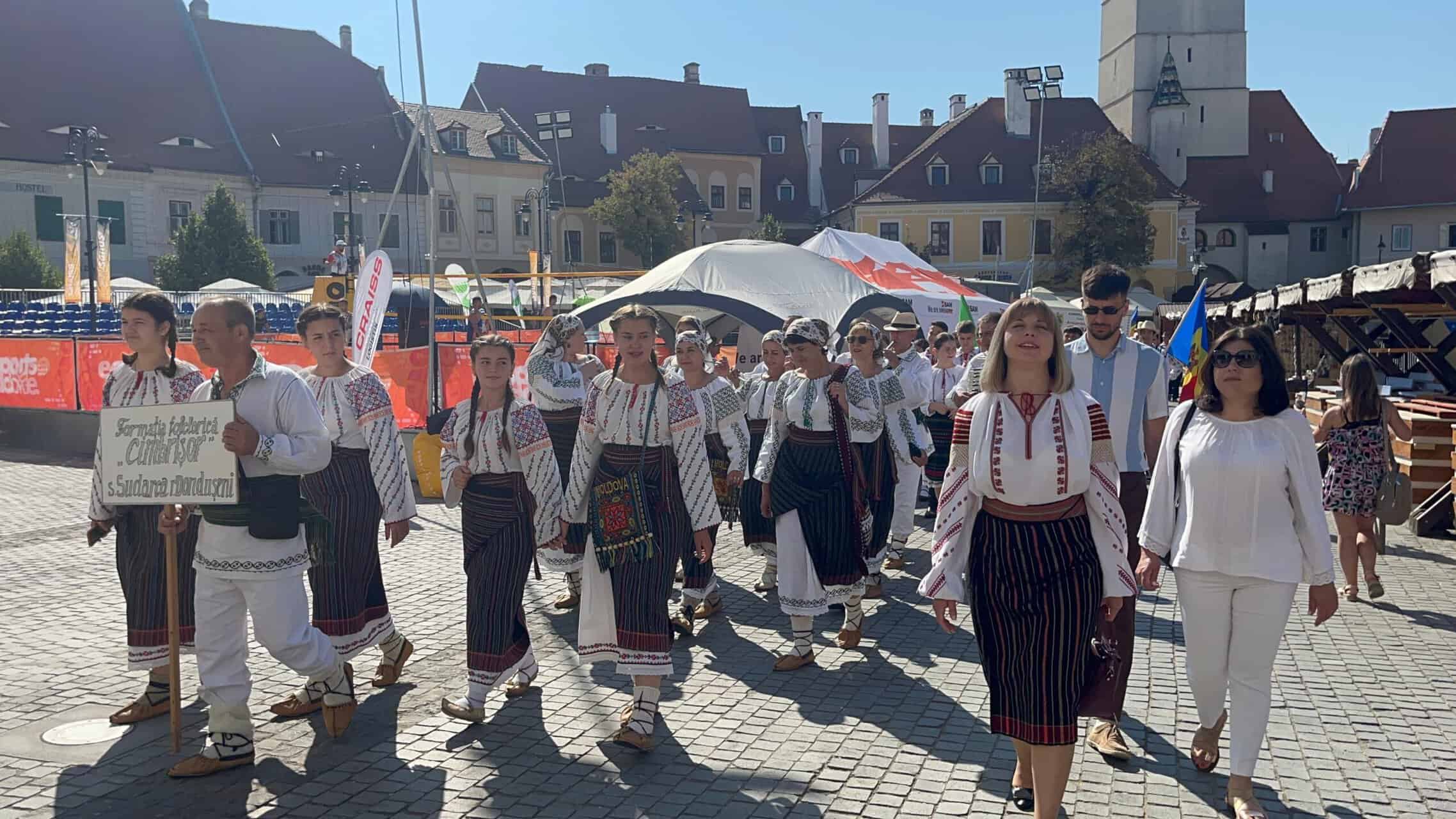 weekend cu cântece, dansuri, târg de meșteșuguri și bunătăți de peste prut. moldovenii primiți cu căldură la sibiu: “bine am venit și bine v-am găsit acasă”! (video foto)