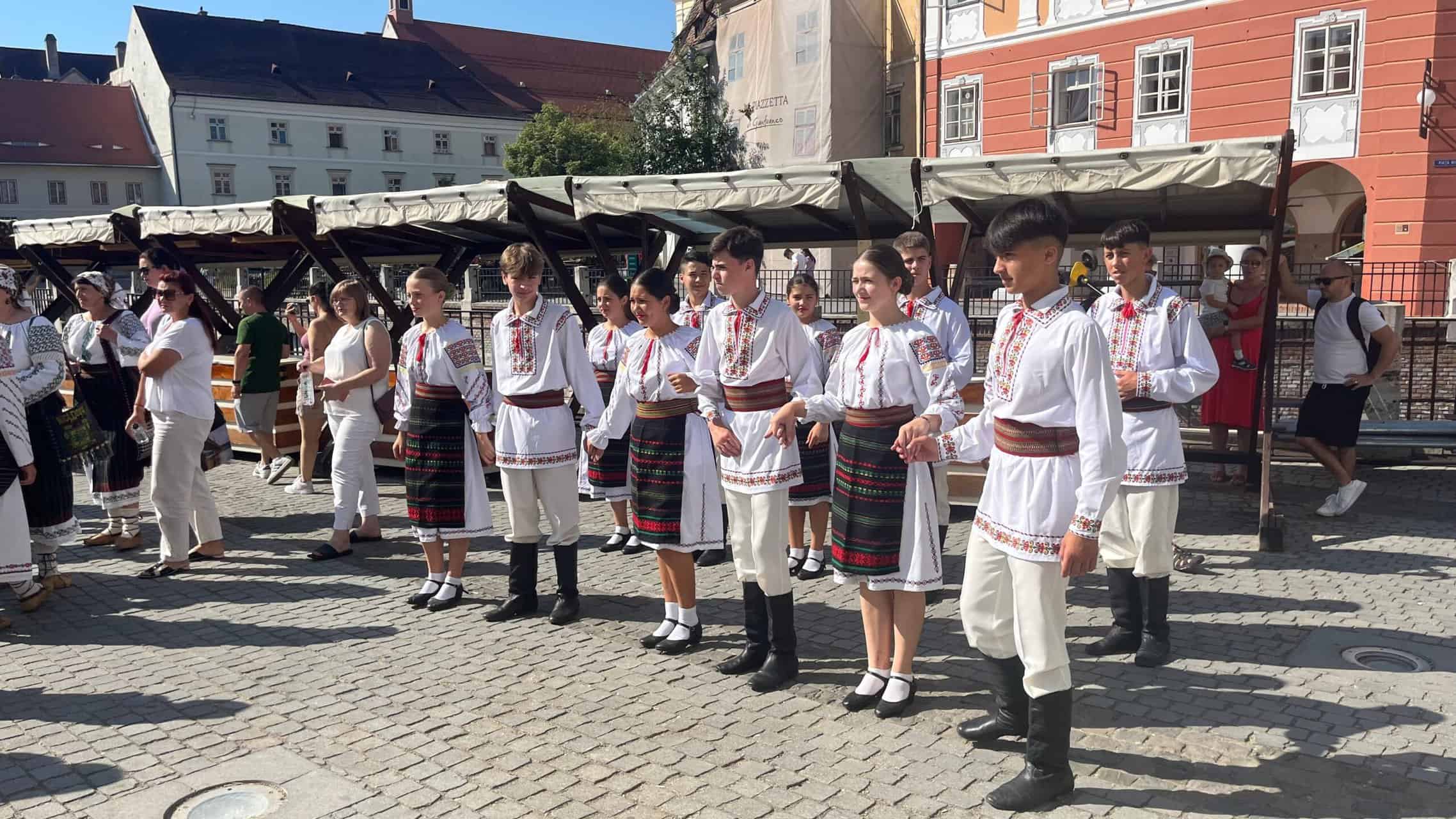 weekend cu cântece, dansuri, târg de meșteșuguri și bunătăți de peste prut. moldovenii primiți cu căldură la sibiu: “bine am venit și bine v-am găsit acasă”! (video foto)