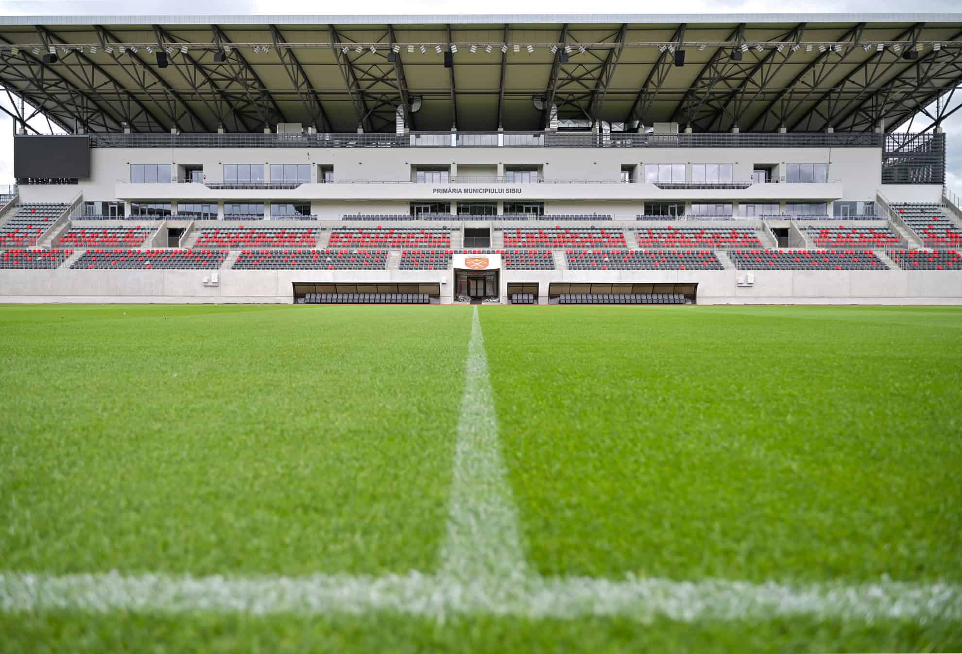 stadionul municipal sibiu, omologat de uefa pentru meciuri din cupele europene. cum arată acum noul gazon (foto)