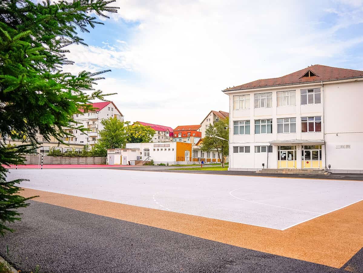 curtea liceului terezianum modernizată cu aproape 2 milioane de lei. la ce școli se mai fac reparații în această vară (foto)