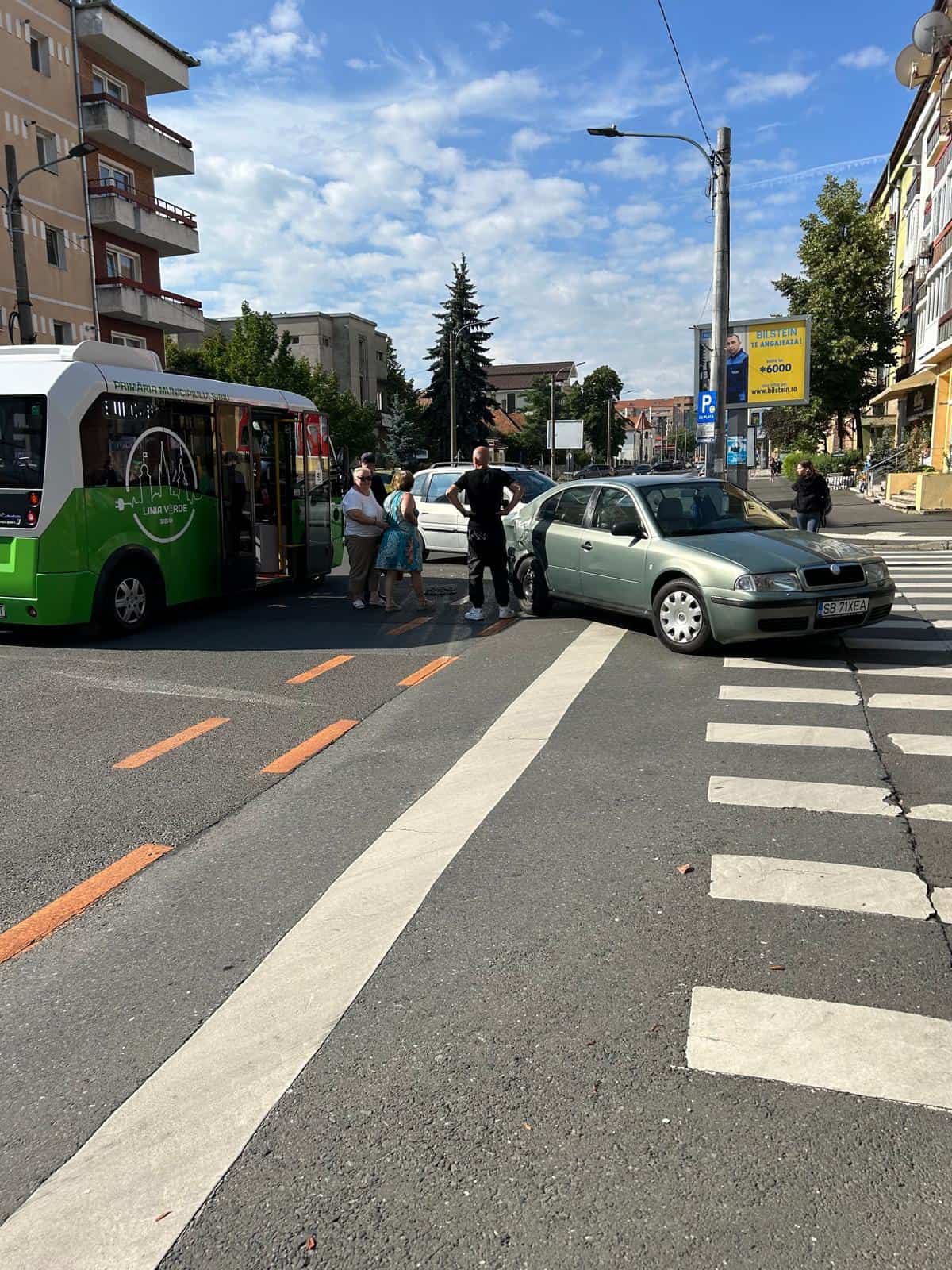 accident între un autobuz plin cu călători și o mașină mică, pe calea dumbrăvii