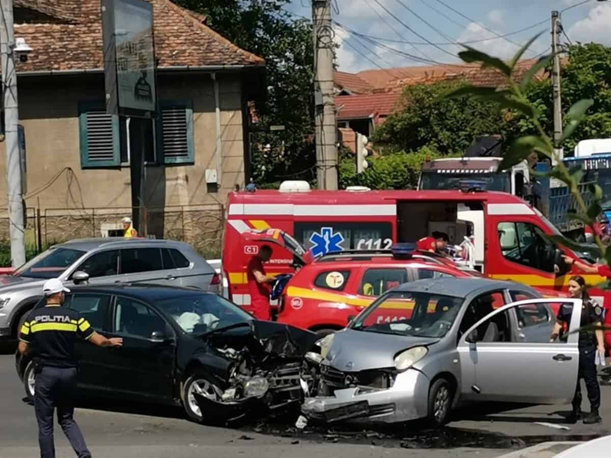 mașini distruse într-un accident la intersecția dintre rahovei si semaforului (video, foto)
