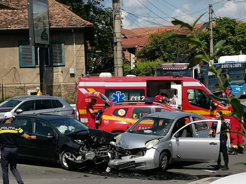 mașini distruse într-un accident la intersecția dintre rahovei si semaforului (video, foto)