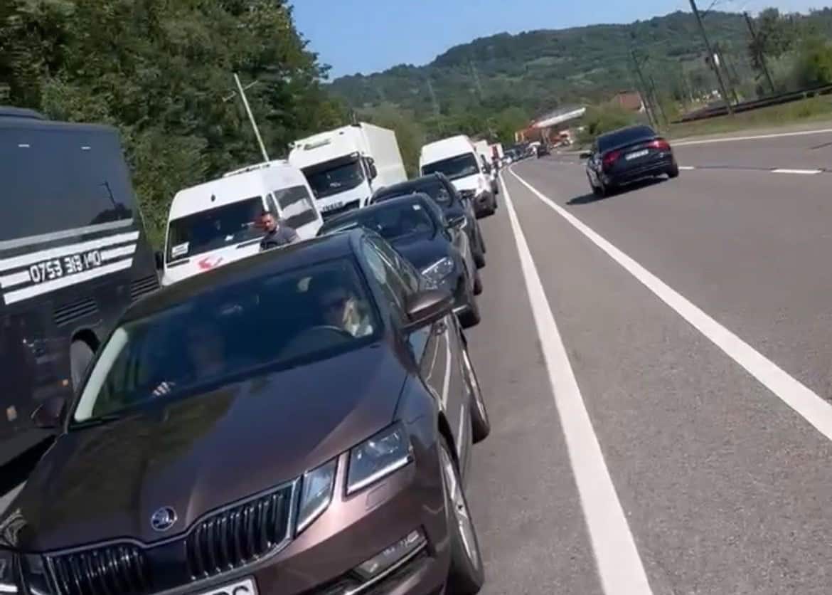 Haz de necaz cu sibieni blocați în trafic pe Valea Prahovei. Au pus de un chef cu șampanie: ”Pe Valea Oltului eram deja acasă” (video)