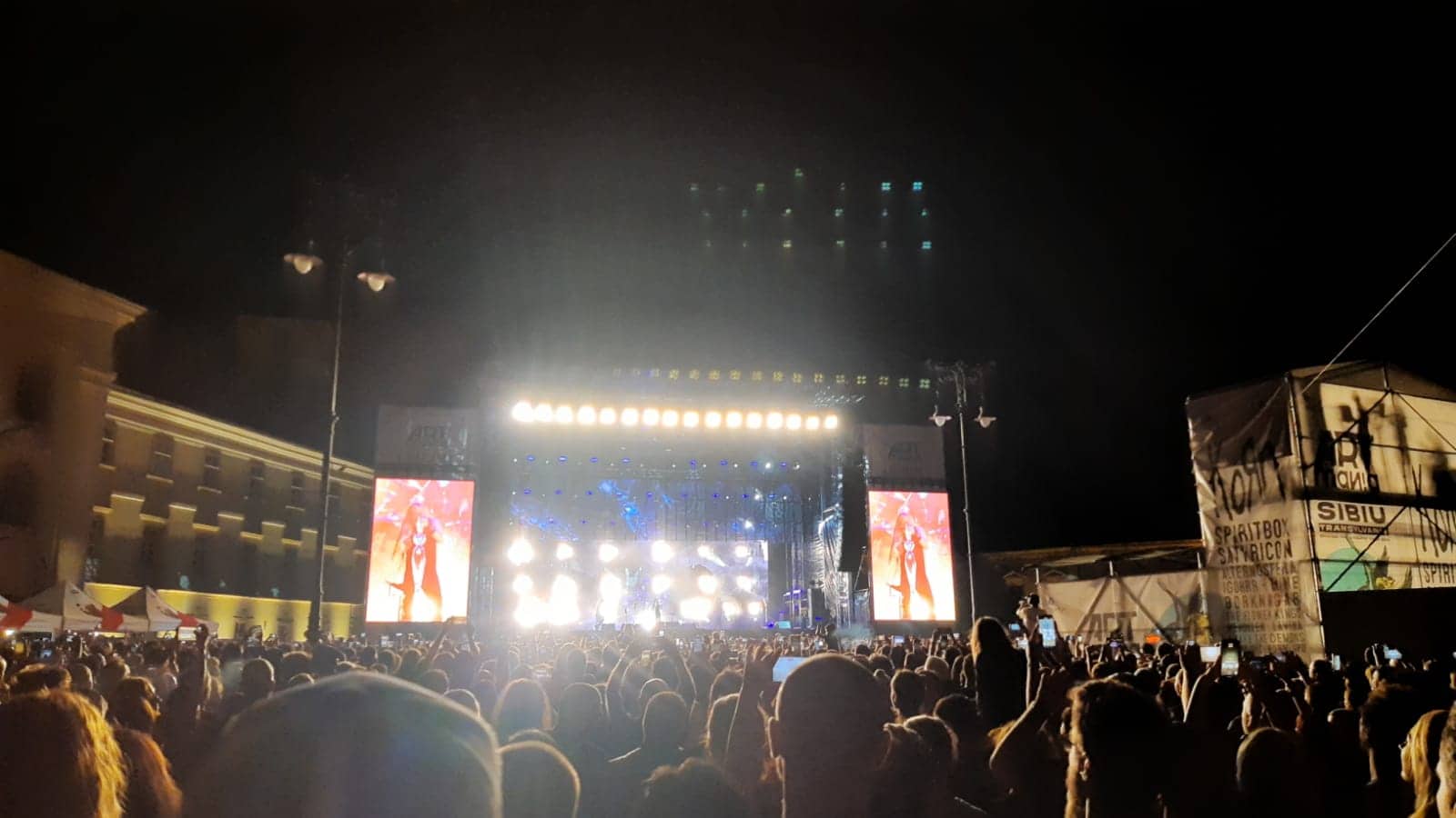 peste 10.000 de spectatori, la concertul korn de la artmania. formația americană a făcut show pe scena din piața mare (foto, video)