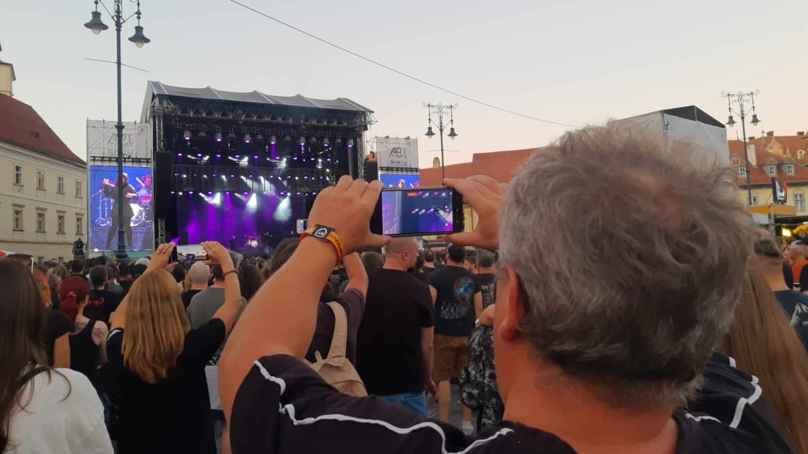 peste 10.000 de spectatori, la concertul korn de la artmania. formația americană a făcut show pe scena din piața mare (foto, video)
