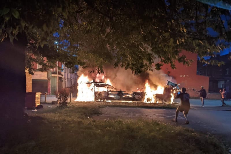 bătaie între poliție și câțiva românii furioși în anglia la leeds. au incendiat un autobuz (video)