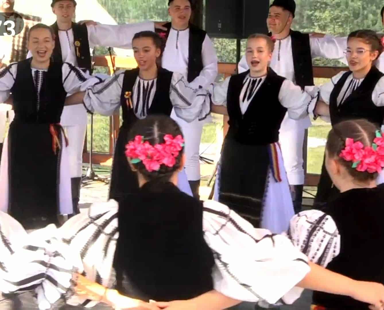 Copiii din Ansamblurile „Bujorul de munte” şi Junii Sibiului, alături de Fuego au făcut furori la festivalul din Gura Râului (galerie foto)