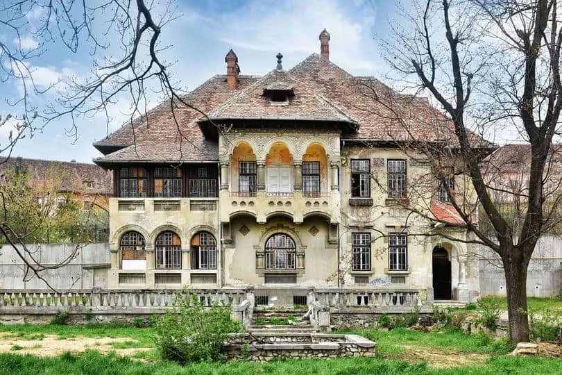 vilă monument istoric din sibiu proiectată de alfred hugo cernea, scoasă la vânzare pentru 2 milioane de euro