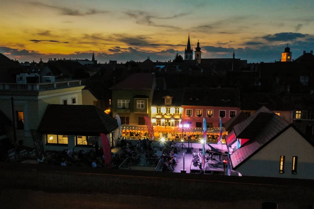 festivalul „concerte pe acoperiș” revine la sibiu. biletele se pot cumpăra și online
