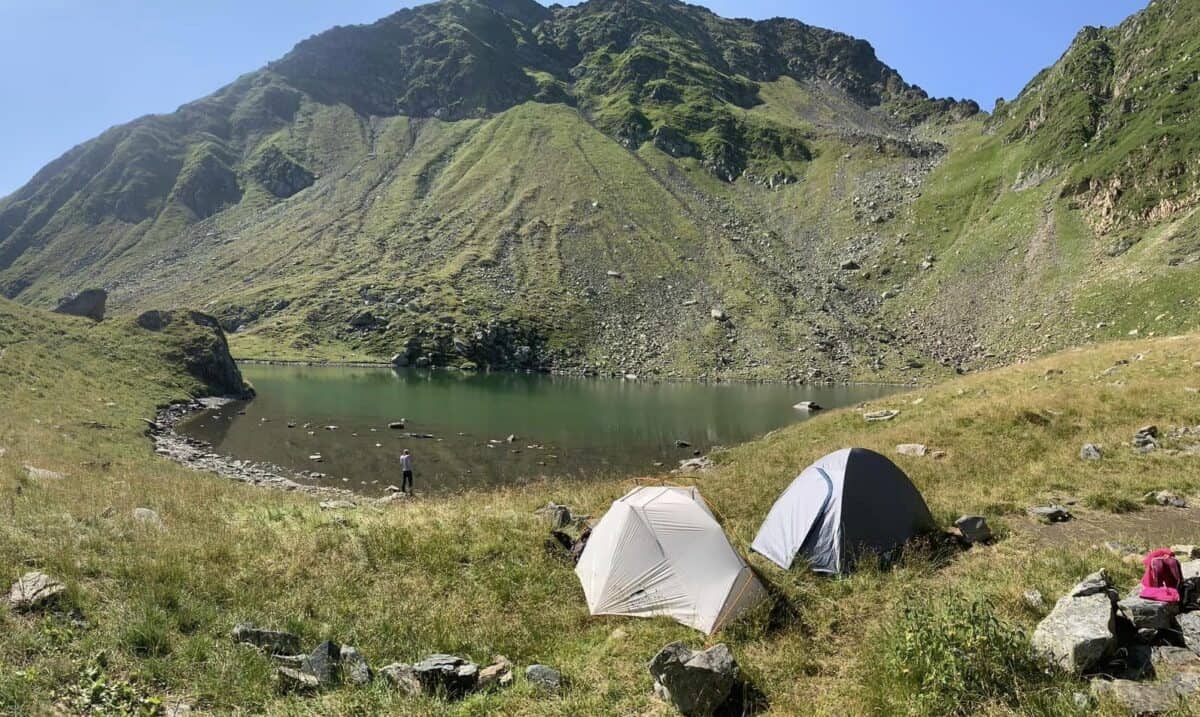 turiste lăsate fără corturi și rucsacuri pe munte în zona lacului avrig. „este un fel de tentativă de omor”