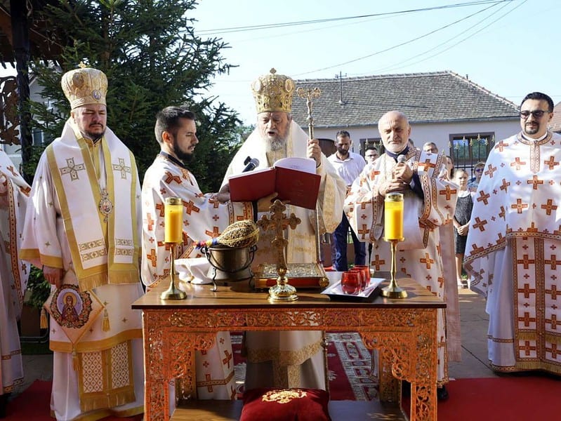 mitropolitul ardealului a sfințit biserica „sfântul nicolae” din hamba. lăcașul de cult este înfrățit cu o biserică din republica moldova