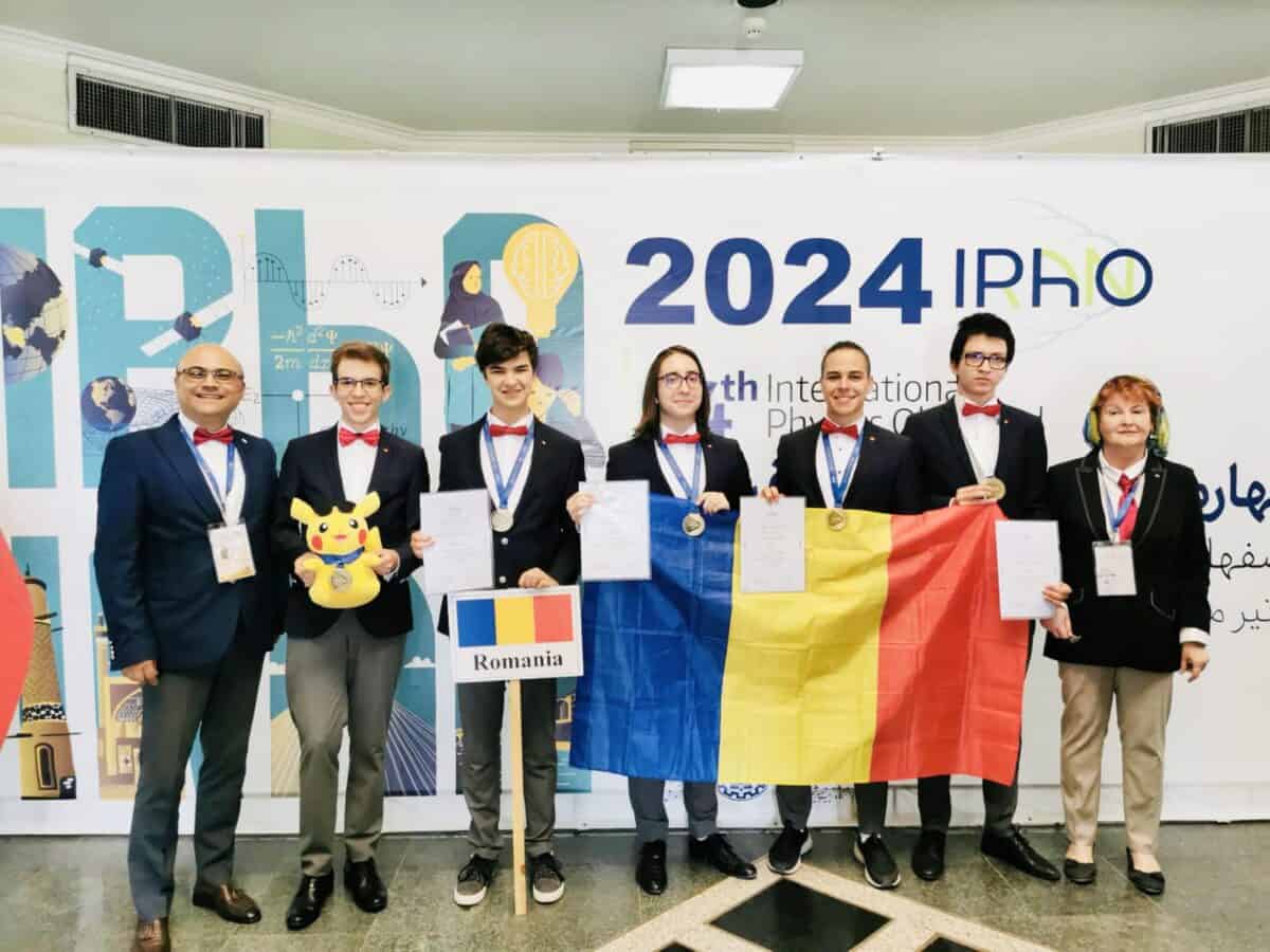 cinci elevi români medaliați cu aur și argint la olimpiada internațională de fizică din iran