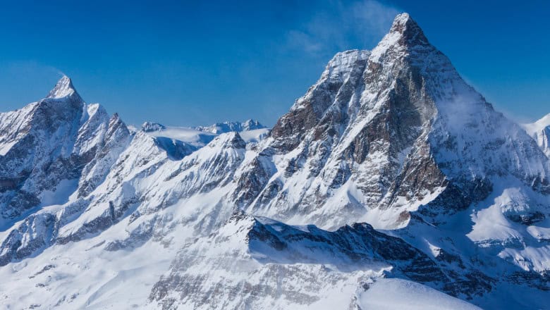 cadavrele înghețate ale unor alpiniști recuperate de pe muntele everest după 10 ani