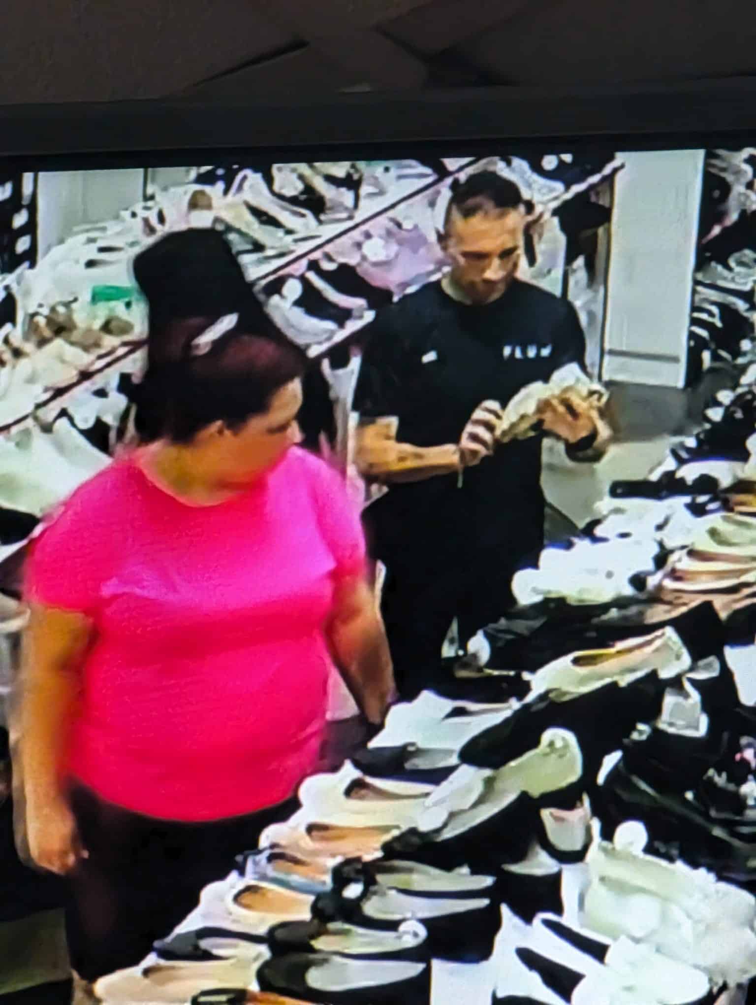 femeie jefuită într-un magazin din centrul sibiului. hoții i-au furat telefonul în valoare de aproape 2.000 euro (video)