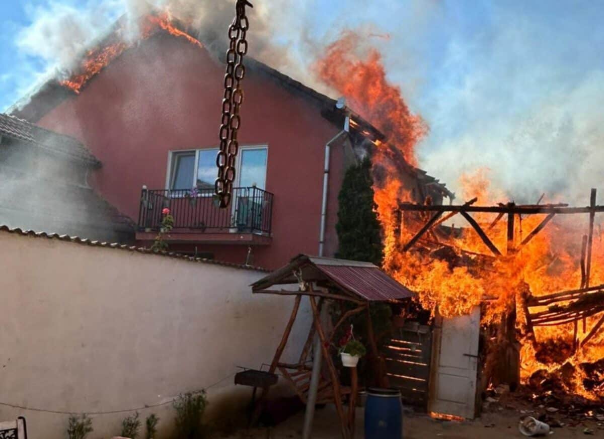 o familie a rămas fără casă în urma incendiului de luni din cașolț. primar: „îi sprijinim să își refacă locuința”