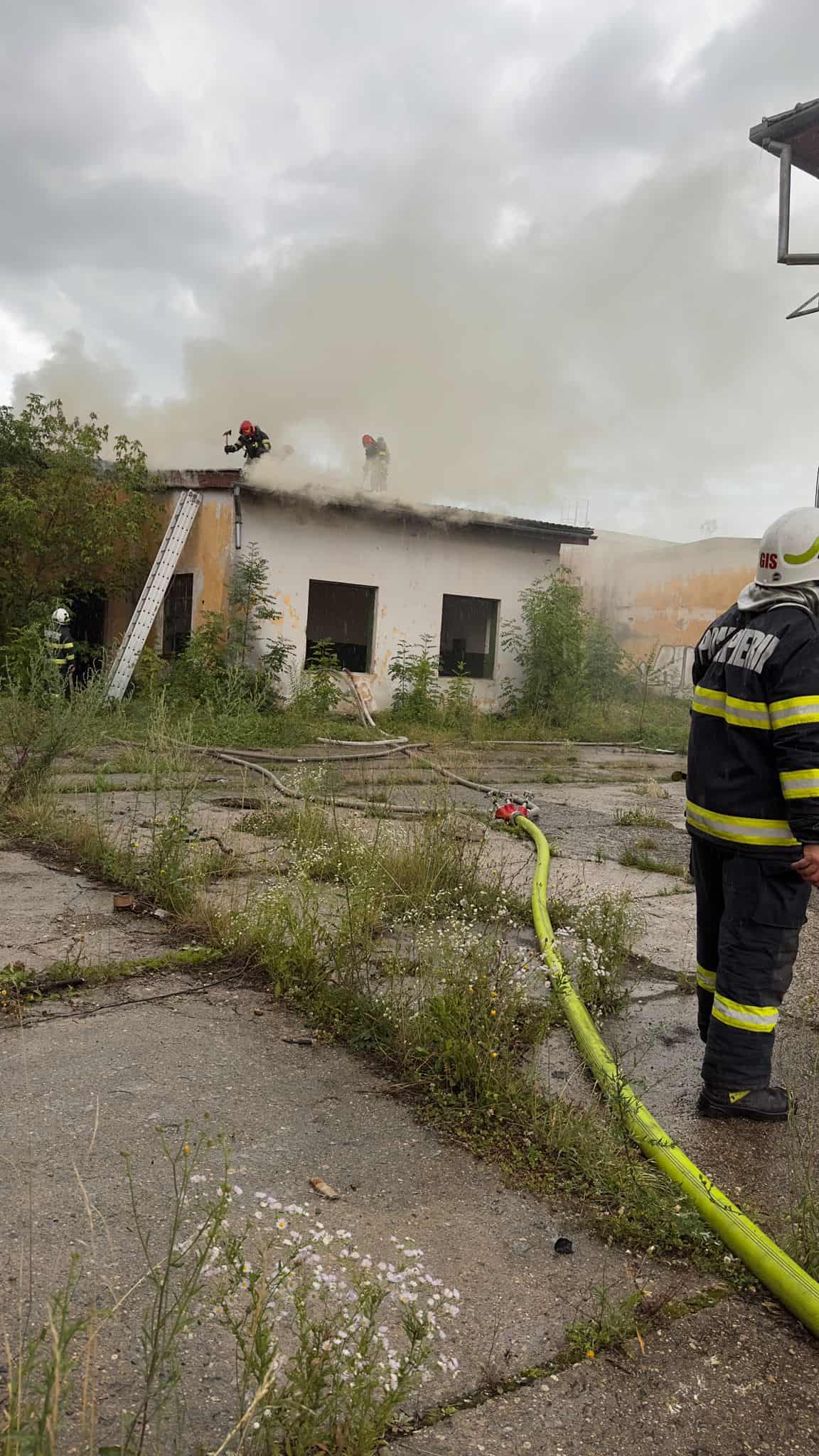 Incendiu la două clădiri din zona fostului depou CFR din Sibiu (foto)