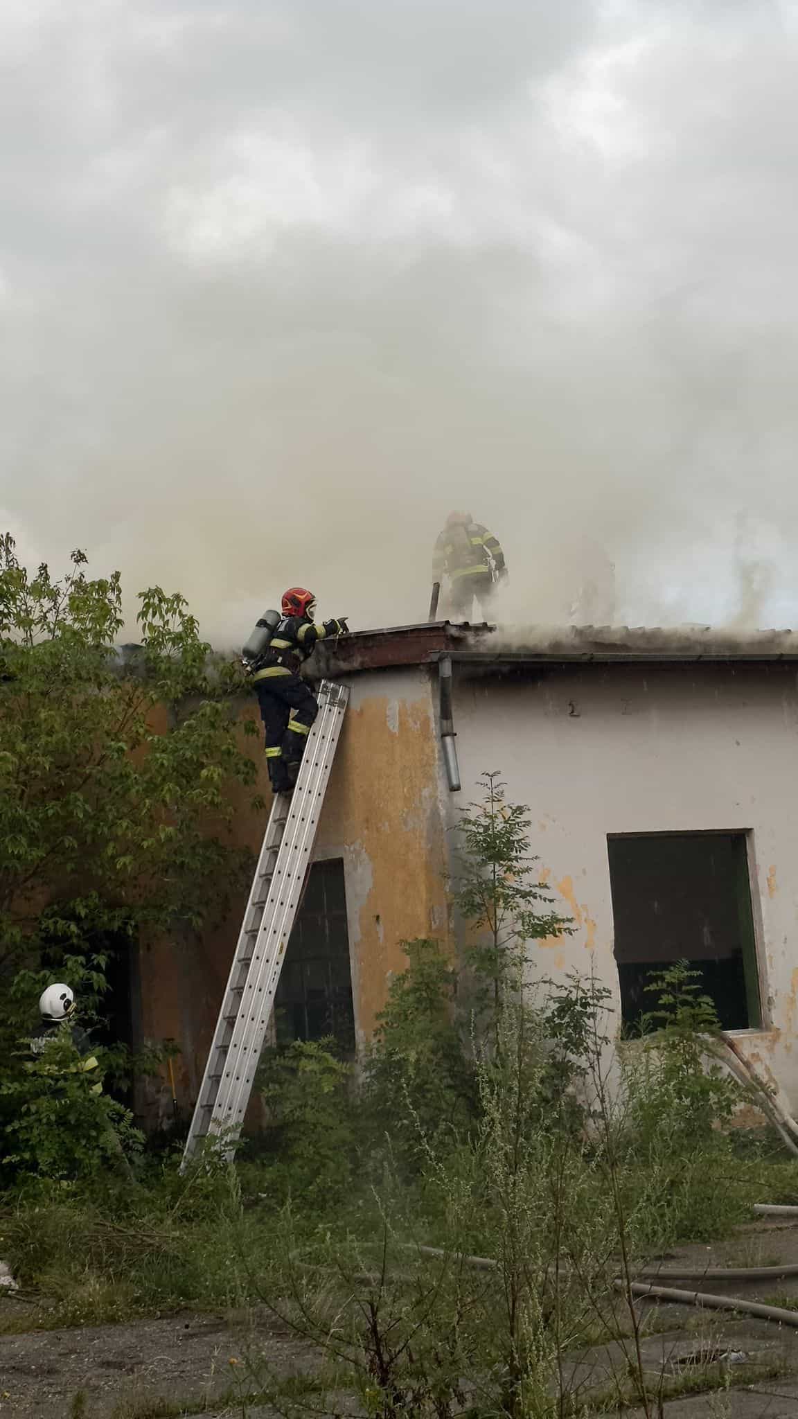 Incendiu la două clădiri din zona fostului depou CFR din Sibiu (foto)