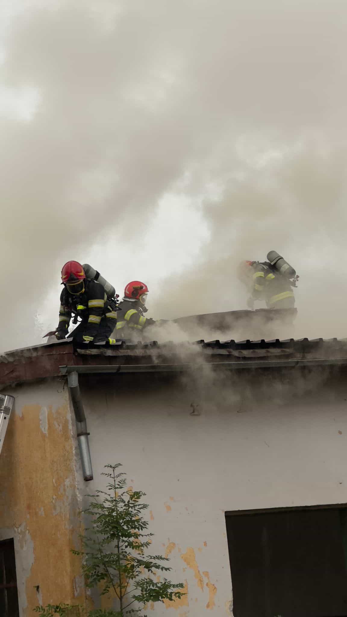 Incendiu la două clădiri din zona fostului depou CFR din Sibiu (foto)