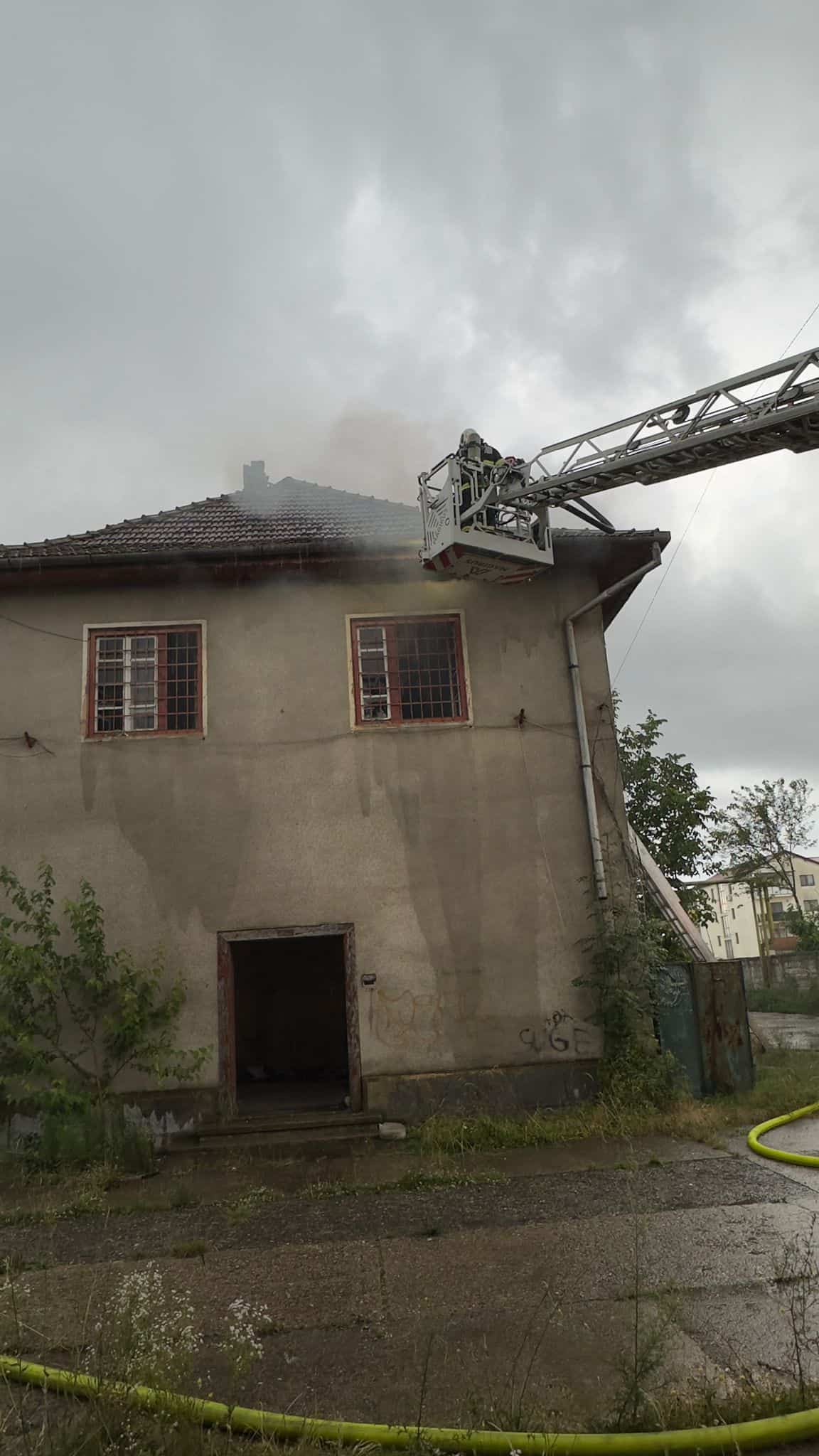 Incendiu la două clădiri din zona fostului depou CFR din Sibiu (foto)