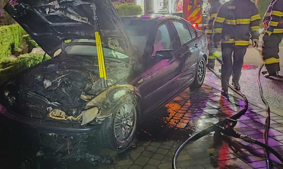 o mașină a luat foc la dumbrăveni din cauza unui scurtcircuit la motor