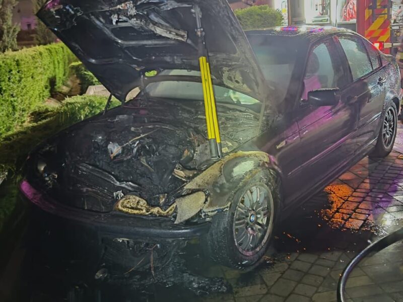o mașină a luat foc la dumbrăveni din cauza unui scurtcircuit la motor