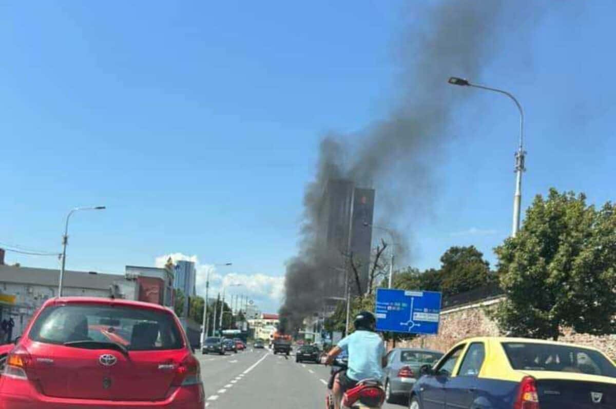 O mașină a luat foc în centrul Sibiului (update)