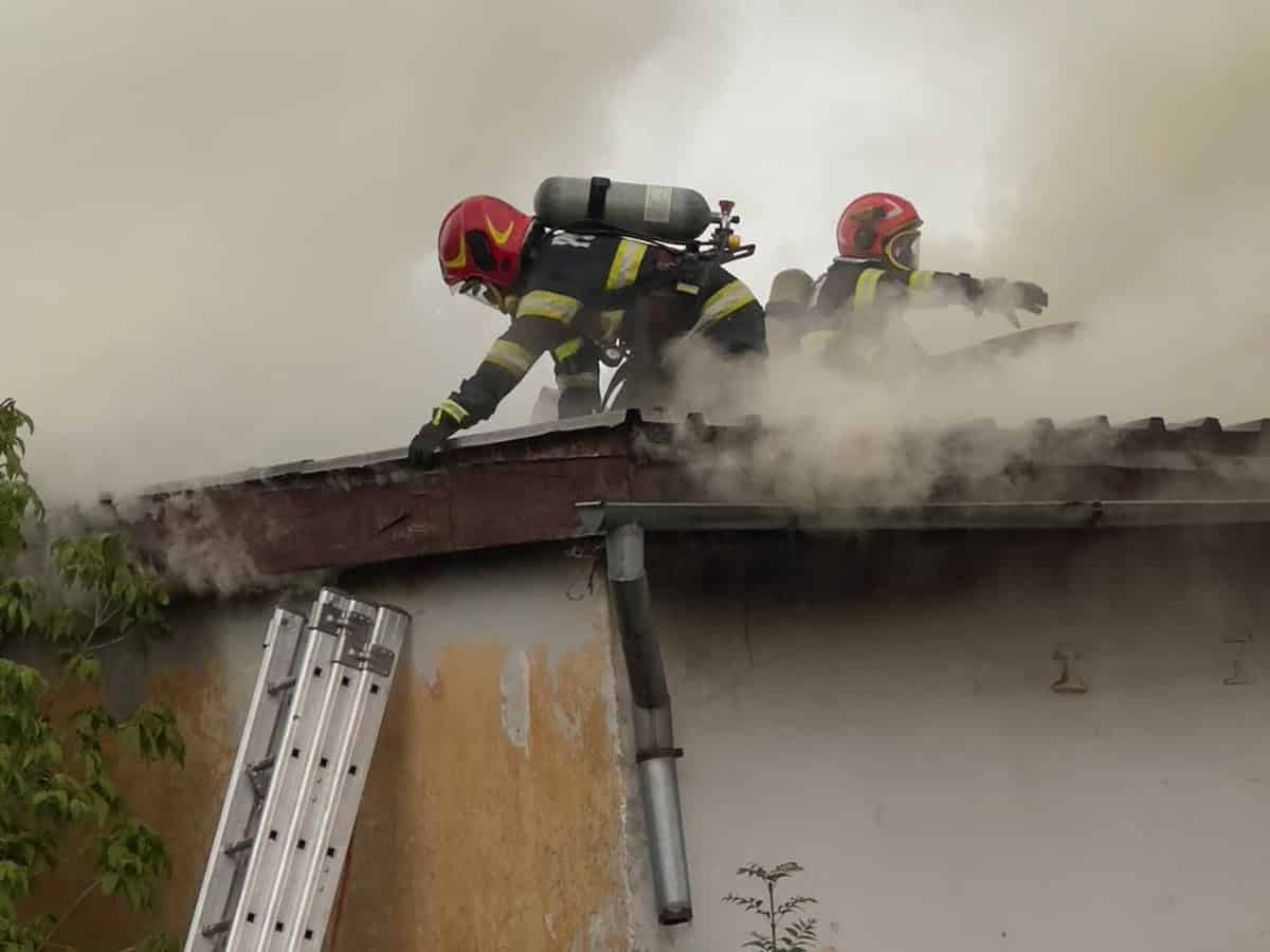 incendiu la două clădiri din zona fostului depou cfr din sibiu (foto)