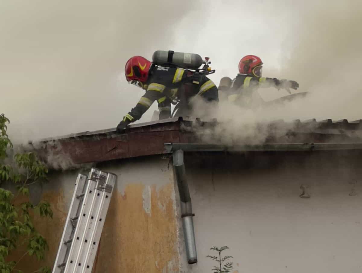 Incendiu la două clădiri din zona fostului depou CFR din Sibiu (foto)