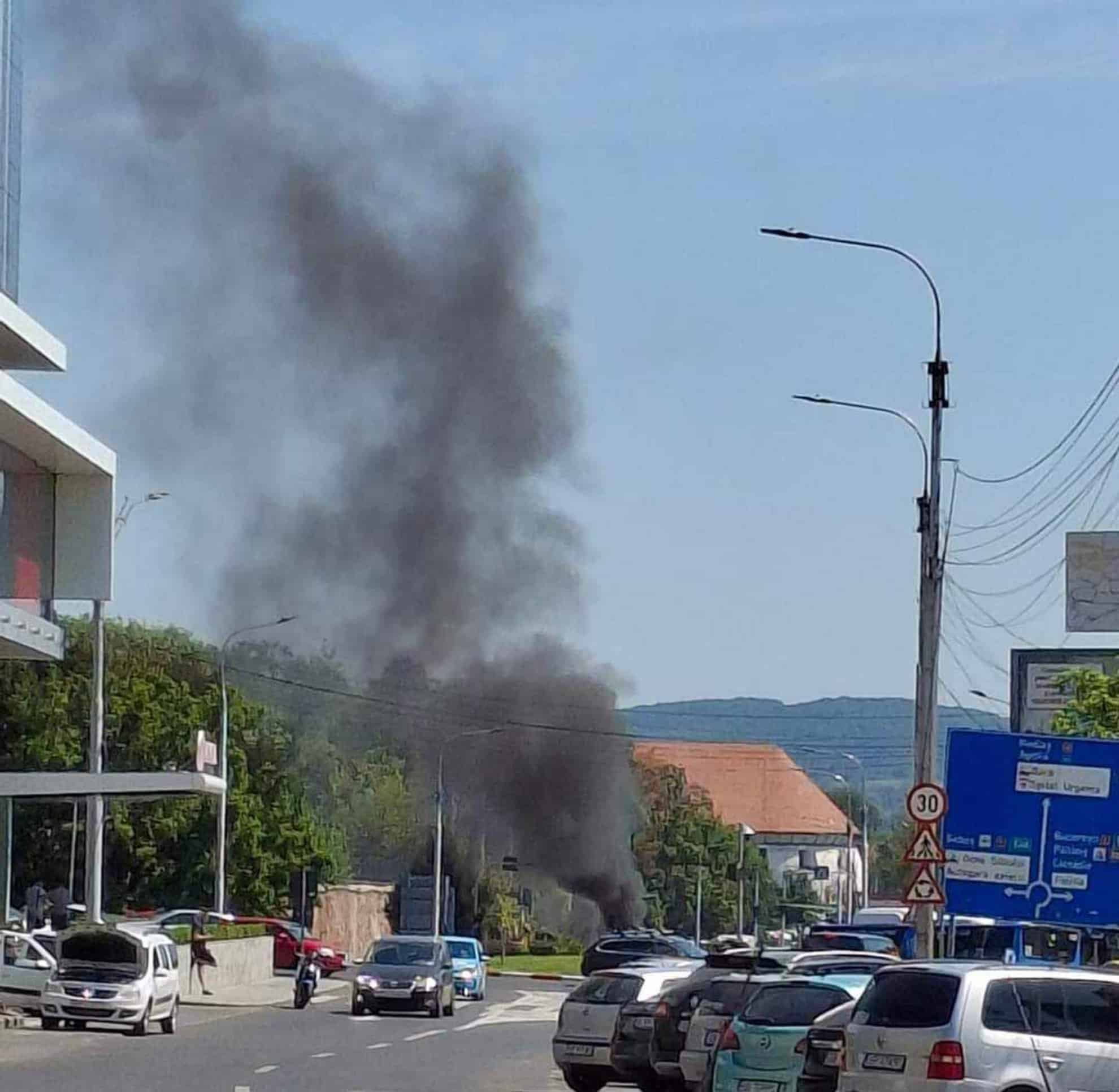 O mașină a luat foc în centrul Sibiului (update)