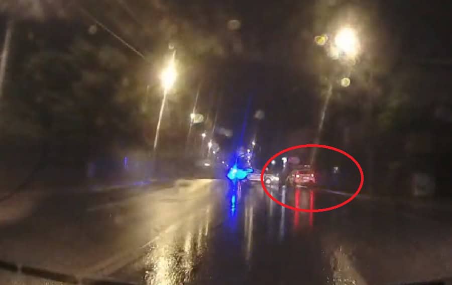 mașină condusă de un tânăr de 19 ani, înfiptă într-un stâlp de lângă casa lui iohannis (video)