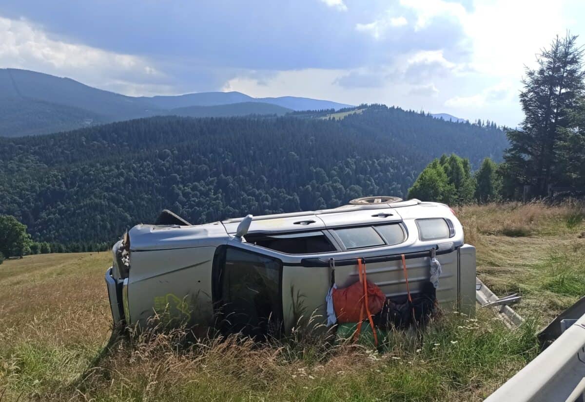 Un bărbat s-a răsturnat cu mașina în Păltiniș (foto)