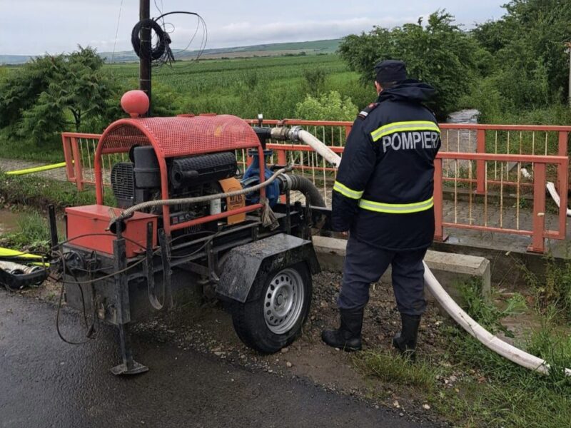 pompierii sibieni intervin pe calea șurii mici pentru a evacua apa de pe carosabil (update)