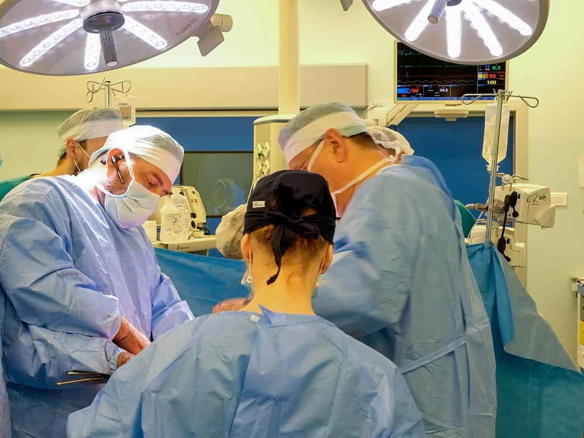 Pacientă cu cancer peritoneal operată gratuit la MedLife Sibiu printr-o metodă revoluționară