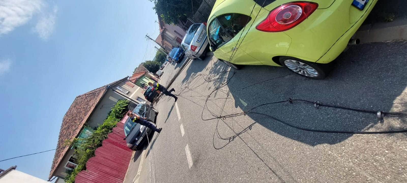 doi stâlpi căzuți în cartierul reșița, după ce o mașină de la soma a agățat firele de curent (foto, video)