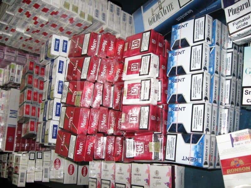 hoții care au spart 3 magazine din avrig și au furat țigări în valoare de peste 30.000 de lei, prinși de poliție