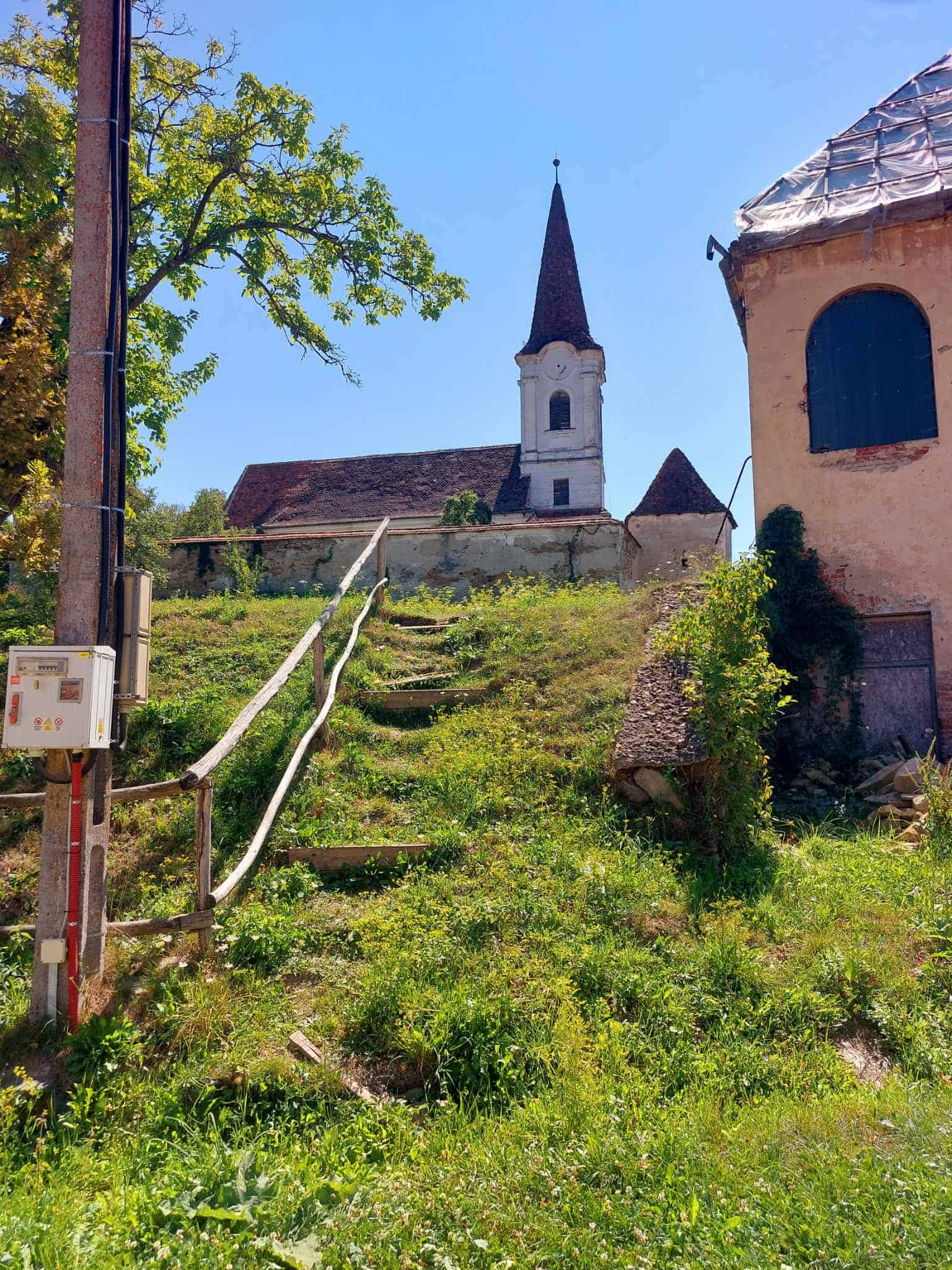 reportaj: mini-festivalul din satul cu trei oameni de-ai locului și cele mai interesante porți din județul sibiu