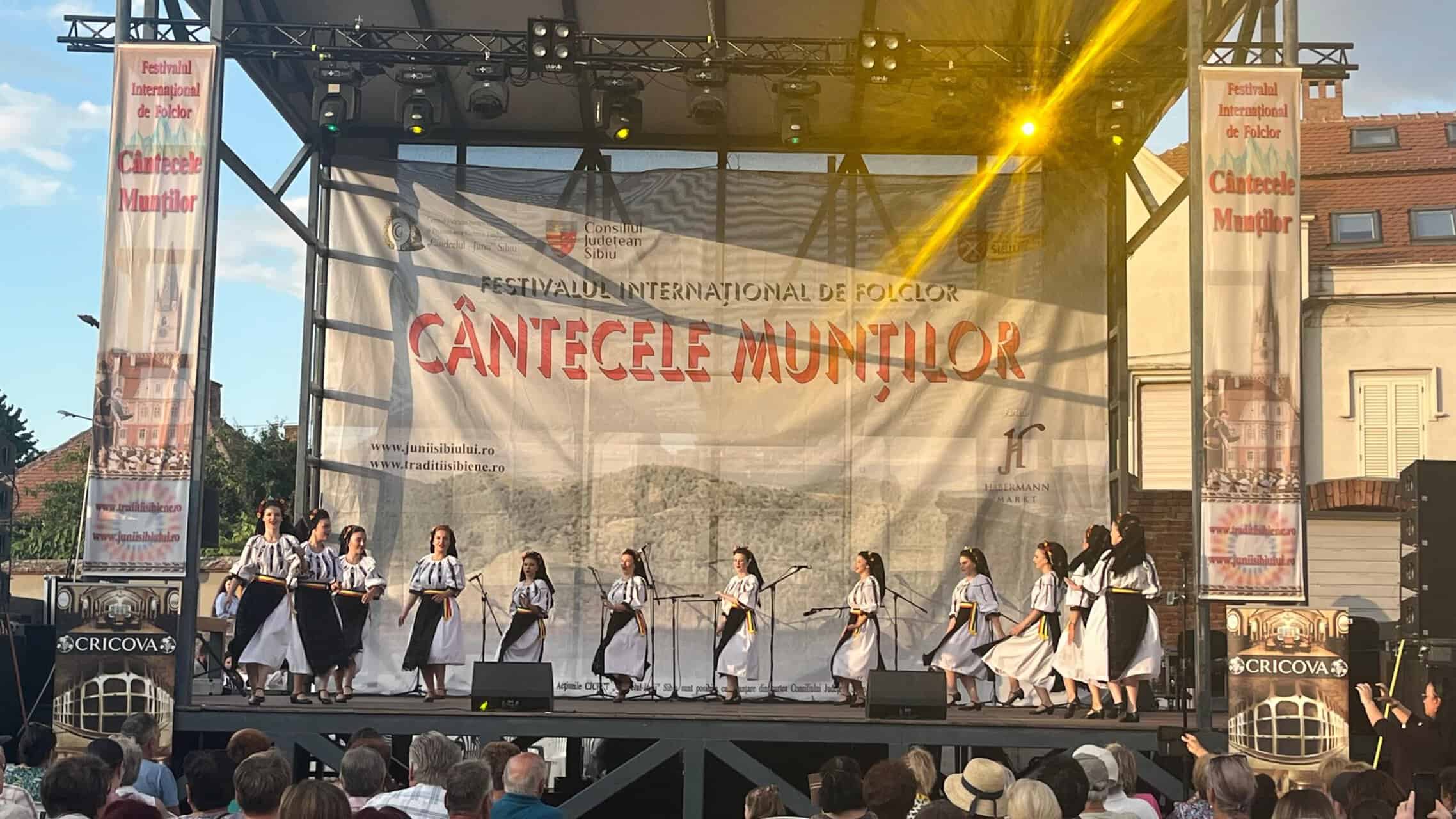 Regal al dansurilor tradiționale în Piața Habermann, în a doua zi a Festivalului Internațional de Folclor „Cântecele Munților” (foto video)