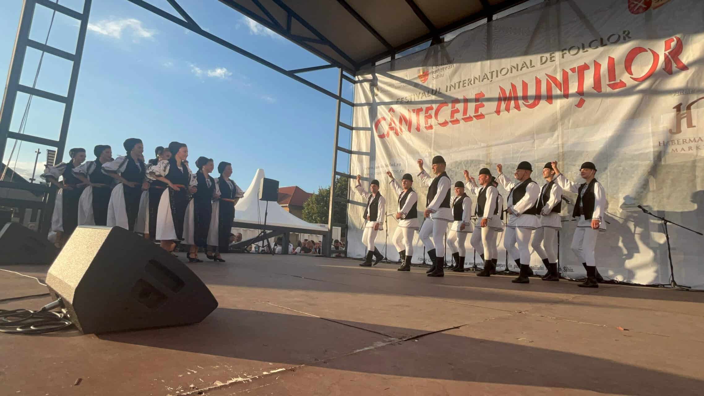 Regal al dansurilor tradiționale în Piața Habermann, în a doua zi a Festivalului Internațional de Folclor „Cântecele Munților” (foto video)