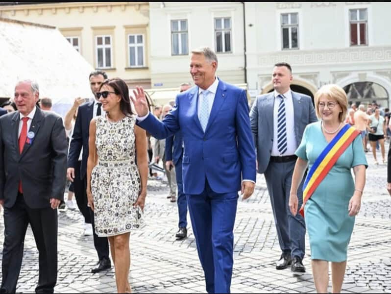 carmen iohannis a purtat o rochie creată de un designer american la întâlnirea internațională a sașilor din sibiu