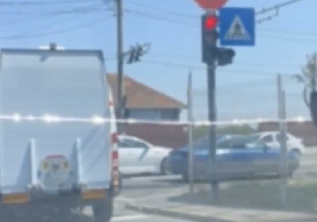 Mașină cu numere de Sibiu, filmată la Cluj în timp ce trece pe roșu la semafor