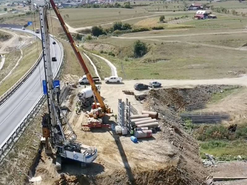 au început forajele pentru viaductele și studiile geotehnice pentru lotul 2 al autostrăzii sibiu pitești (video)