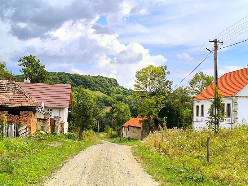 satul gherdeal din granița dintre sibiu și brașov. părăsit de săteni, dar păstrat viu de un sas care a investit într-o pensiune